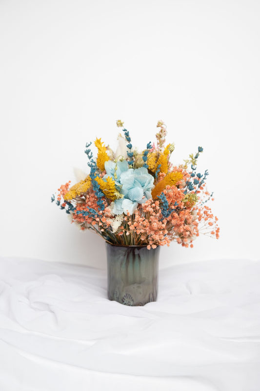 Arreglo floral multicolor en base de cerámica