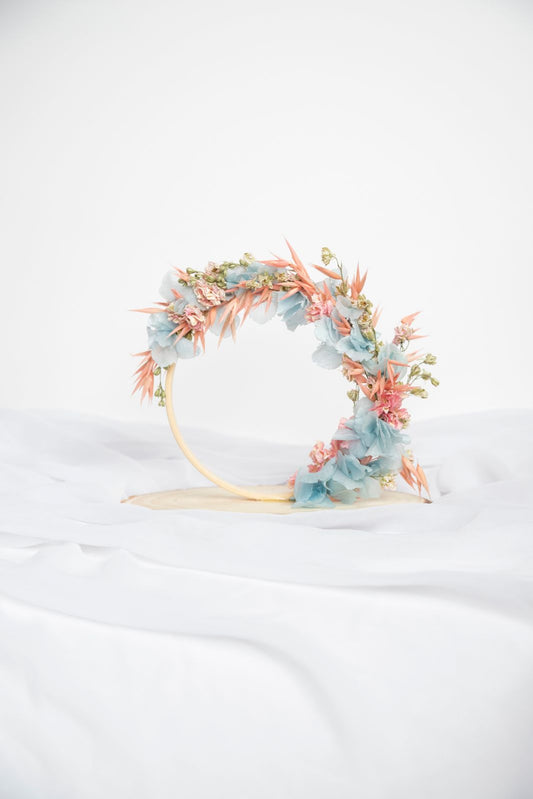 Corona floral circular con soporte de madera