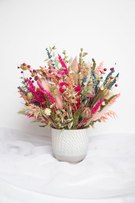 Cerámica con flores secas en tonos rosas y lilas