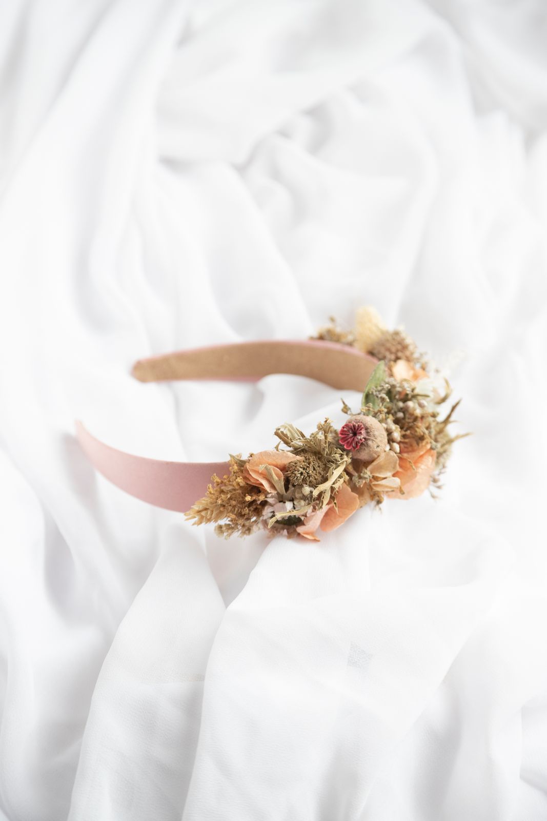 Diadema de flores secas en tonos neutros y naturales