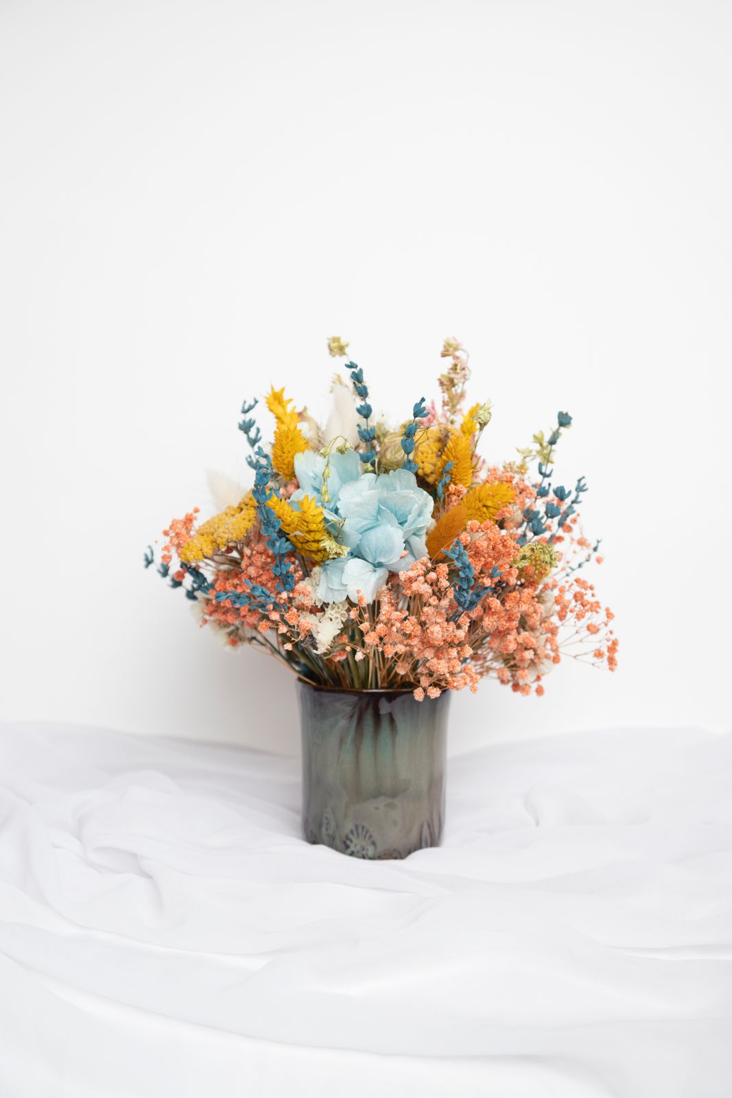 Arreglo floral multicolor en base de cerámica