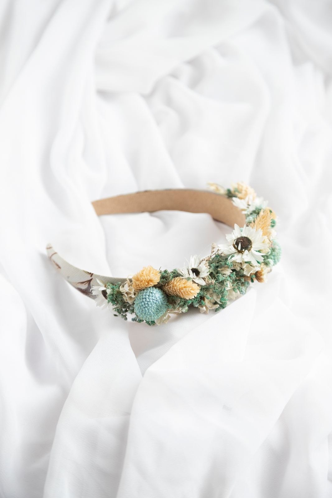 Diadema floral en tonos mostaza y coral