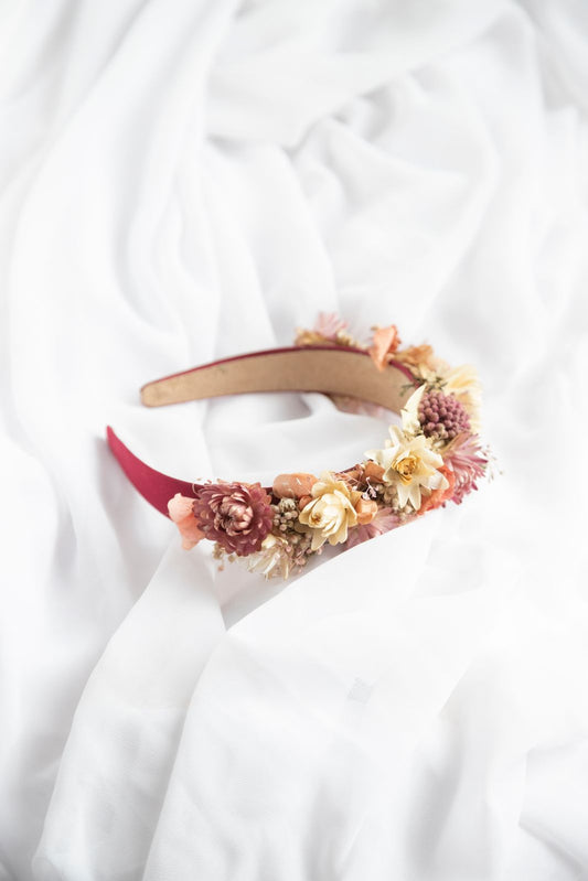 Diadema floral en tonos rosa empolvado y beige