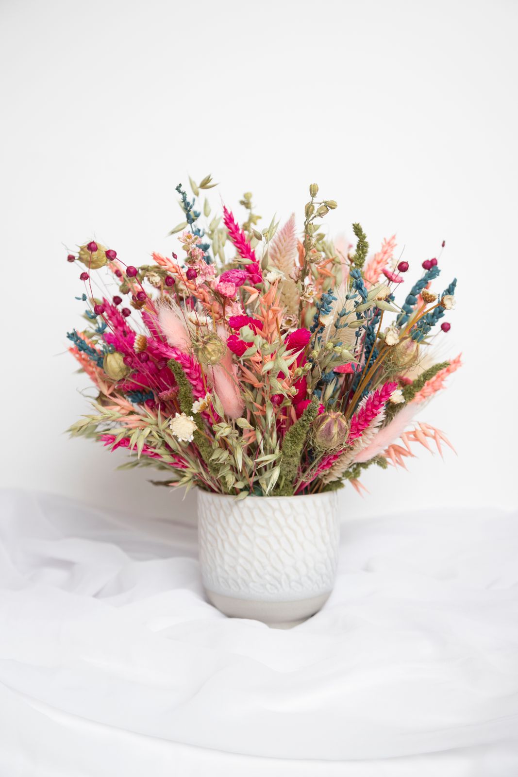 Cerámica con flores secas en tonos rosas y lilas